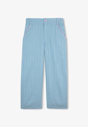 Pantalon large à rayures bleu clair avec bordure rose sur les poches et un bouton rose à la taille.