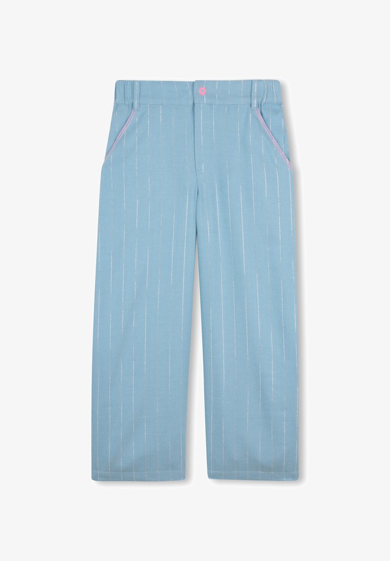 Pantalon large à rayures bleu clair avec bordure rose sur les poches et un bouton rose à la taille.