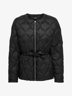 Giacca trapuntata nera con scollo rotondo, cerniera frontale, maniche lunghe e cintura annodata in vita, caratterizzata da un motivo cucito a onde.