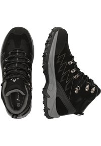 Mustat vaelluskengät, joissa on mokkanahka-pinta, hopeiset metalliosat, teksturoitu pohja ja vahvistetut saumat. Sisältää pidon ja nilkkatuen.