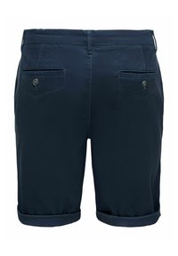 Shorts pour hommes bleu marine avec ourlets retroussés, passants pour ceinture et deux poches welt arrière boutonnées.
