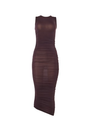 Robe midi moulante sans manches de couleur marron foncé, en tissu transparent froncé avec une fente latérale et un décolleté en U.