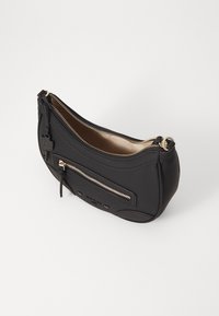 Čierna syntetická crossbody taška so zlatými zipsovými akcentmi, obsahujúca hlavnú priehradku a dekoračnú prednú zipsovú vrecko.