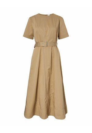 Beżowa sukienka midi z krótkimi rękawami, okrągłym dekoltem, dopasowaną talią z paskiem na klamrę oraz rozkloszowanym dołem.