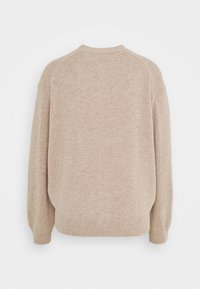 Beige gestrickter Pullover mit lockerer Passform, gerippten Bündchen und Saum sowie Rundhalsausschnitt. Weiche Textur mit minimalistischem Design.