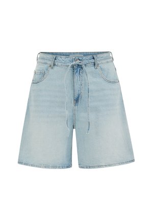 Pantaloni scurți din denim albastru deschis cu buzunare frontale, bucle pentru curea, închidere cu nasturi și curea din denim legată în talie.