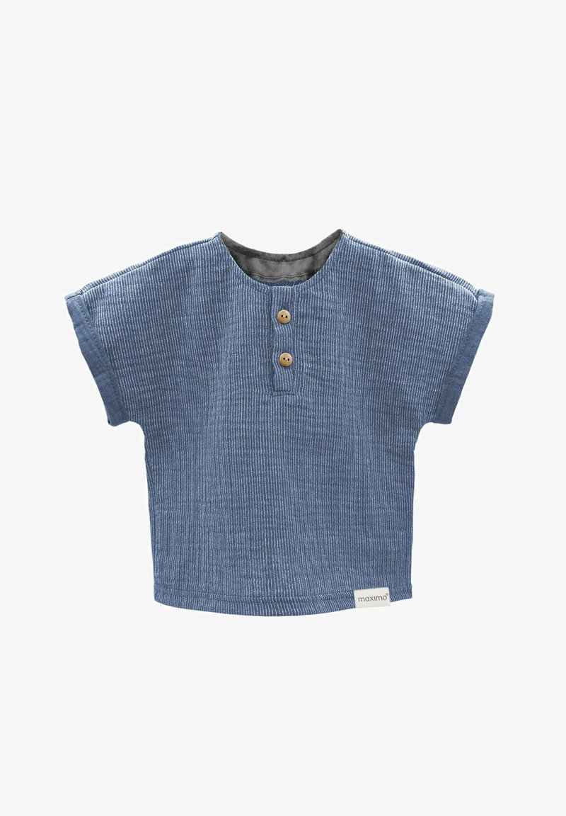 Blaues kurzärmliges Hemd aus einem strukturierten Stoff, mit zwei Holzknöpfen und einem runden Kragen. Kleines Etikett mit Markenname am Saum.