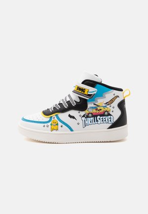 Biały wysoki sneaker z niebieskimi, żółtymi i czarnymi wykończeniami, grafikami z kreskówek, samochodzikiem Hot Wheels oraz napisem "THRILLSEEKER" z boku.