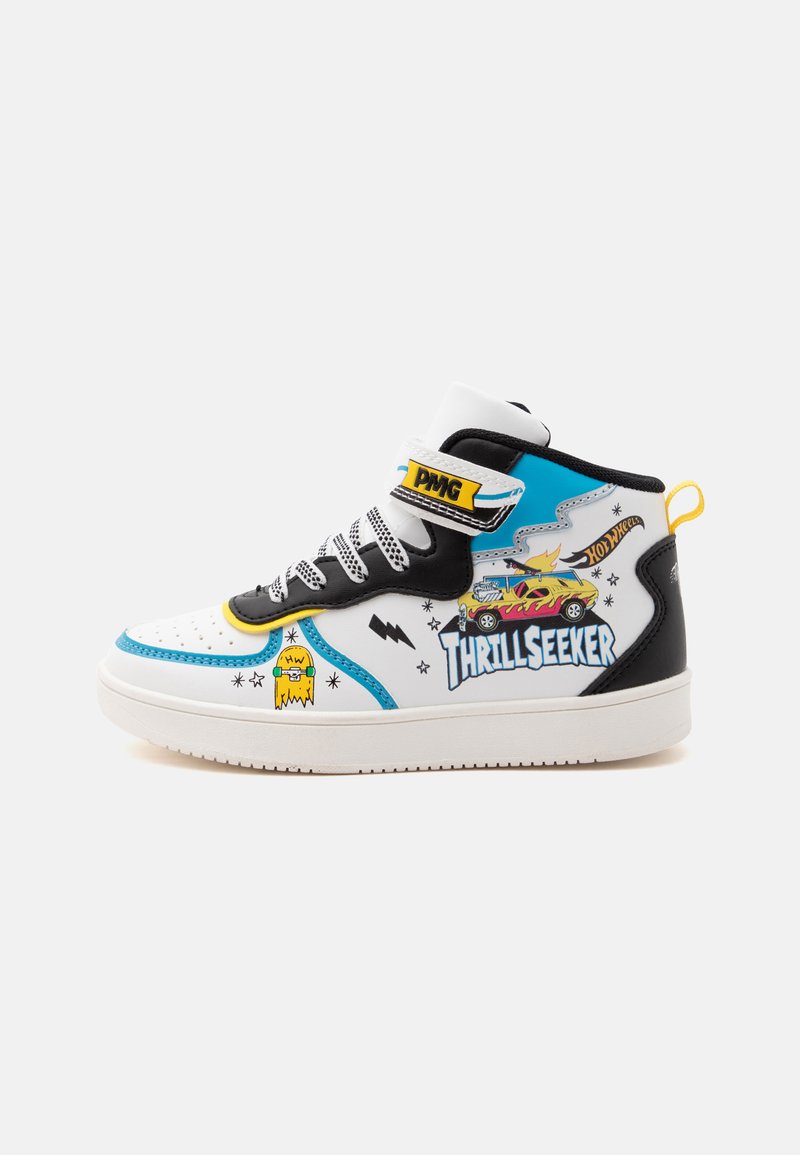 Λευκό αθλητικό παπούτσι τύπου high-top με μπλε, κίτρινες και μαύρες λεπτομέρειες, καρτούν γραφικά, αυτοκινητάκι Hot Wheels και το κείμενο "THRILLSEEKER" στο πλάι.