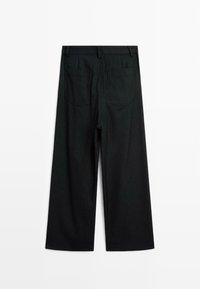 Pantalon noir à jambes larges avec de fines rayures, vu de dos avec deux grandes poches arrière et des passants de ceinture, posé à plat sur un fond blanc.