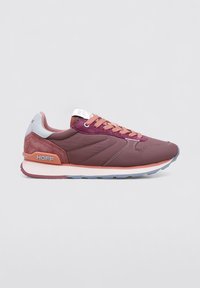Chaussure de sport bordeaux et rose avec un dessus synthétique lisse, des lacets ton sur ton, un col rembourré et une semelle claire contrastante. Logo "HOFF" sur le côté.