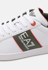 EA7 Emporio Armani CLASSIC UNISEX - Joggesko - white/beetle/summerfig