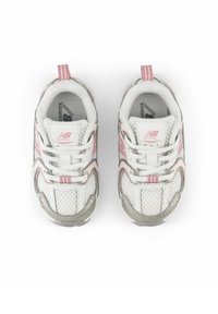 Ein Paar weiße und pinke New Balance Laufschuhe mit Mesh- und Lederdetails, von oben auf einem weißen Hintergrund betrachtet.