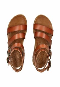Brązowe skórzane sandały z trzema szerokimi paskami, dekoracyjną wkładką oraz regulowanym zapięciem w okolicy kostki. Płaska podeszwa.