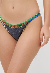 Perlenbikini-Unterteile in einer funkelnden marineblauen Basis mit mehrfarbigen Verzierungen, darunter grüne, orange und blaue Akzente.