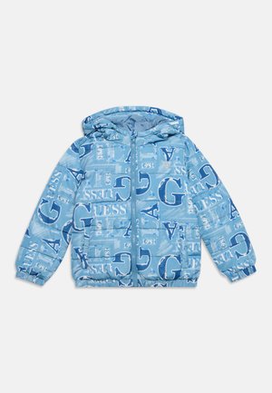Veste à capuche bleu clair avec de grandes lettres imprimées, nom de la marque et motifs d'année, dotée d'une fermeture éclair à l'avant et de poignets élastiques.