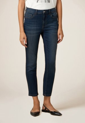 Oltre CON BOTTONE GIOIELLO - Vaqueros slim fit - blu