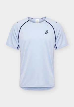 Světle modré atletické tričko s krátkým rukávem, tmavě modrým lemováním a malým logem Asics na levé horní straně hrudi.