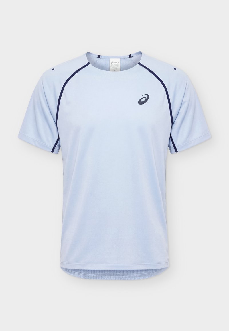 Lyseblå atletisk t-shirt med korte ærmer, mørkeblå piping og et lille Asics-logo øverst til venstre på brystet.