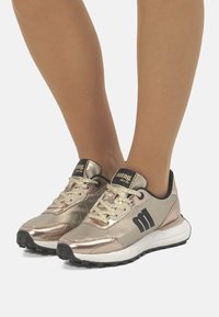 mtng Zapatillas - oro