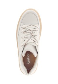 Witte leren sneaker met beige accenten, ronde neus en textiel veters met een eenvoudig geweven patroon. Merkenlogo zichtbaar op de binnenzool.