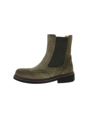Olivgrüne Wildleder-Stiefeletten mit Brogue-Details, elastischen Seitenpaneelen und Gummisohle, die eine glatte Oberfläche und robuste Verarbeitung aufweisen.