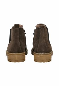 Botas de ante marrón hasta el tobillo con un acabado texturizado, paneles laterales elásticos y una suela de goma resistente. Detalle de cremallera a cada lado.