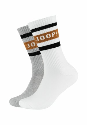 Zwei Paar Crew-Socken: eine weiße mit schwarzen und braunen Streifen, die andere grau mit ähnlichen schwarzen Streifen. Beide haben eine gerippte Textur.
