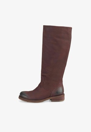 Bota alta hasta la rodilla de cuero marrón con punta redondeada, parte superior texturizada y un tacón bajo apilado. Presenta un acento liso y más oscuro en la punta.