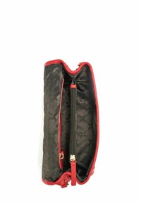 Czerwony kopertówka o błyszczącej powierzchni, czarnym pikowanym wnętrzu, kieszeni na zamek błyskawiczny i gładkiej fakturze. Posiada złoty zamek i dopasowane akcenty.