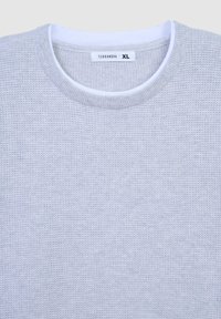 Jasnoszary sweter z teksturowanym wzorem, z okrągłym dekoltem i białą wewnętrzną kołnierzykiem. Metka głosi "Terranova XL".