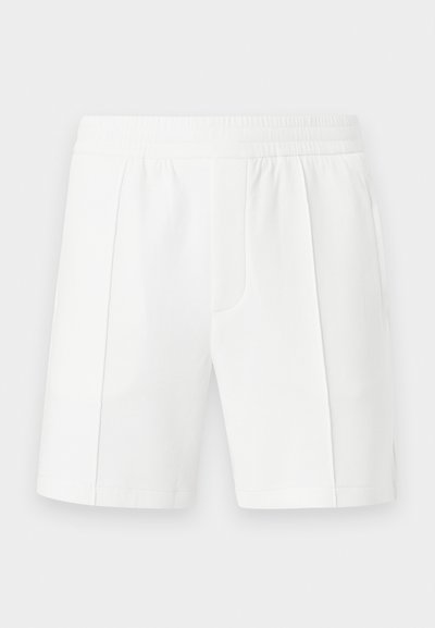 Λευκά σορτς μέχρι το γόνατο με ελαστική μέση και πιέτες στο εμπρός μέρος, παρουσιάζονται πάνω σε απλό ανοιχτό γκρίζο φόντο.