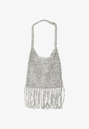 Silberne Perlenhandtasche mit einem Halteband, die ein netzartiges Design und Fransenverzierungen am Boden aufweist. Glatte Textur mit metallischem Glanz.