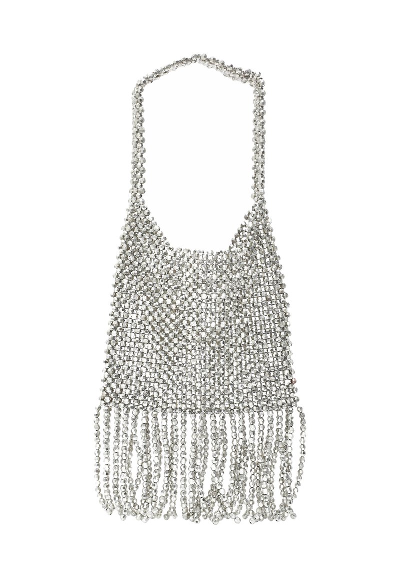 Silberne Perlenhandtasche mit einem Halteband, die ein netzartiges Design und Fransenverzierungen am Boden aufweist. Glatte Textur mit metallischem Glanz.