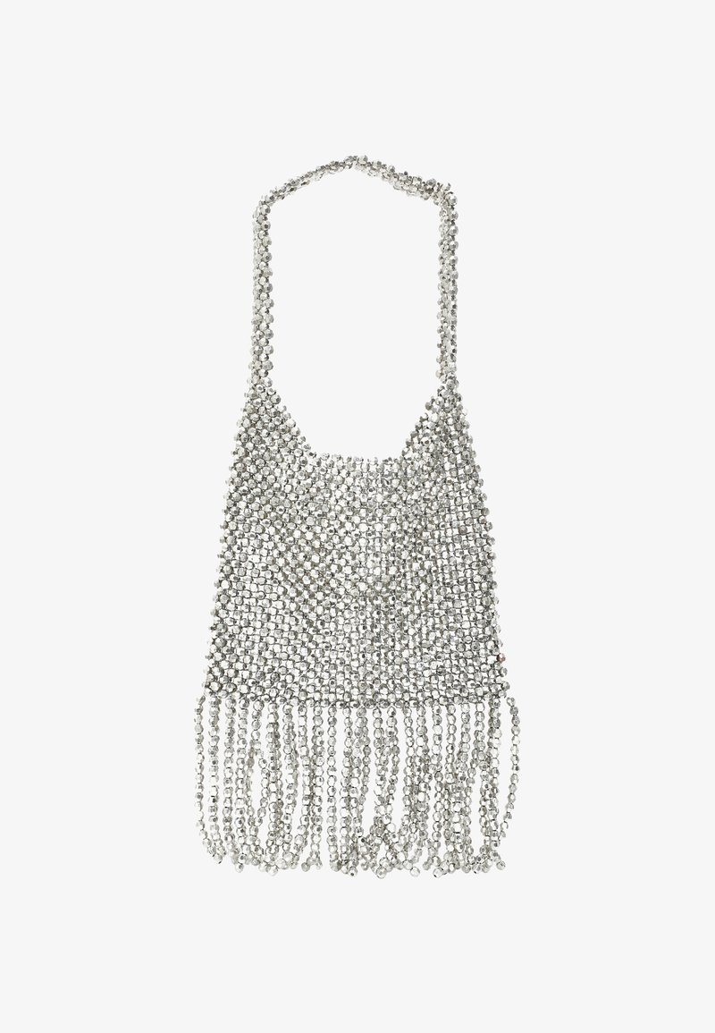 Borsa con perline argento e tracolla a halter, caratterizzata da un design a rete e dettagli frangianti nella parte inferiore. Texture liscia con un riflesso metallico.