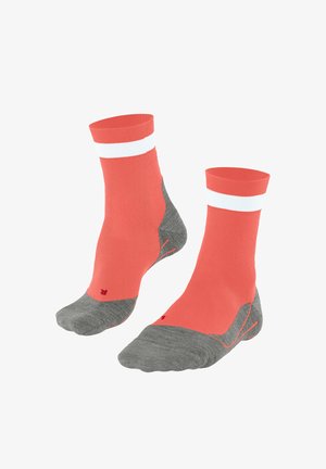 Korallenfarbene und graue Sportsocken mit weißen Akzenten, nahtloser Zehenpartie, verstärktem Fersenbereich und strukturiertem Muster für Grip und Komfort.