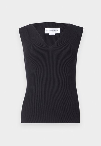 Top sem mangas de malha preta, com decote em V profundo, design ajustado e tecido texturizado. A etiqueta diz "Victoria Beckham."
