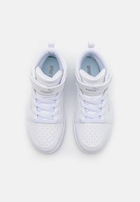 Witte hoge sneakers met een bovenwerk van soepel leer, geperforeerde teendoos, witte veters, klittenbandsluiting en het Puma-logo op de enkel.