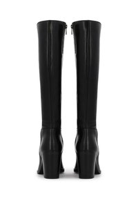 Bottes noires en cuir jusqu'aux genoux avec une finition lisse, des talons carrés et une fermeture éclair à l'arrière. Design épuré et minimaliste.