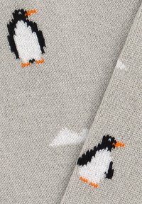 Tejido de punto gris claro con pequeños diseños de pingüinos en blanco y negro con acentos naranjas, intercalados con motivos de nubes blancas.
