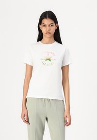T-shirt bianco in cotone con un design grafico multicolore che presenta una stella verde e il testo "CONVERSE Chuck Taylor ALL STAR". Maniche corte.