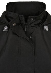 Czarna kurtka z zapinaniem na zamek, akcentami guzikowymi, kapturem na sznurku i gładką, lekko błyszczącą teksturą. Wyróżnia się minimalistycznym designem.