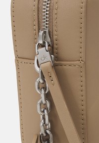 Calvin Klein RE LOCK QUILT CAMERA BAG - Borsa a tracolla - silver mink