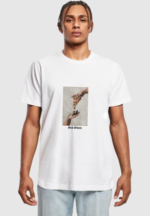 T-shirt en coton blanc avec un graphique centré représentant deux mains atteignant une part de pizza, avec le texte "God Given" en dessous de l'image.