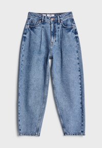 Jeans de denim azul claro con un ajuste relajado, que presentan pliegues en la parte frontal, bolsillos y un cierre de botón. La tela tiene una textura ligeramente desvaída.