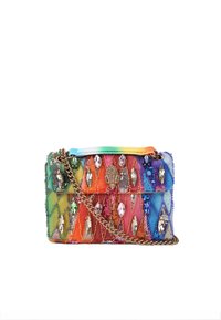Kleurrijke, sequins handtas met een gewatteerd patroon, voorzien van een kettingband en decoratieve edelstenen in verschillende vormen over de voorkant.