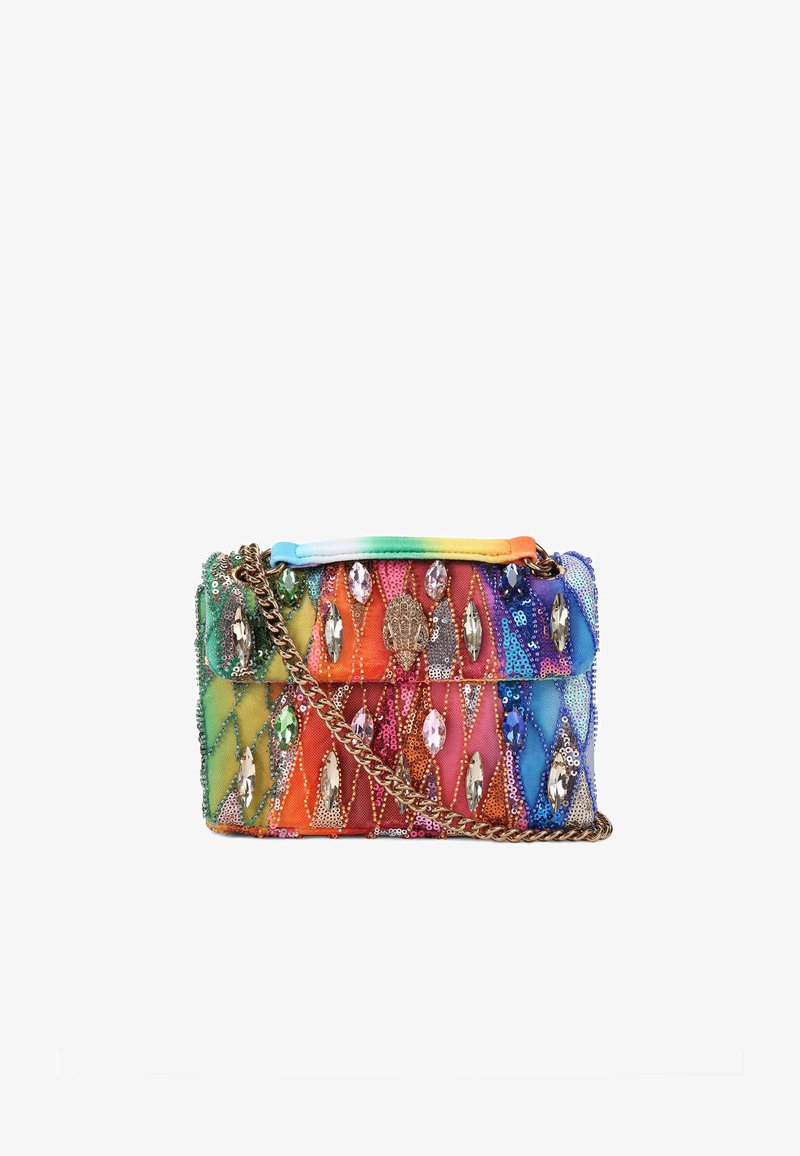 Kleurrijke, sequins handtas met een gewatteerd patroon, voorzien van een kettingband en decoratieve edelstenen in verschillende vormen over de voorkant.