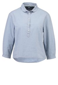 Ljust blå långärmad skjorta med krage, knappstängning och vitt prickigt mönster. Mjuk tyg med avslappnad passform.