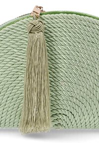 Clutch verde tejido hecho de material texturizado, con un acento de borlas largas y un cierre de cremallera dorado, de forma redondeada.