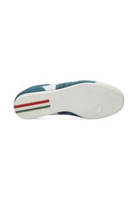 Suola della scarpa in gomma bianca con una tomaia in suede teal e dettagli scuri. Presenta un particolare a strisce rosse e verdi vicino al tallone. Motivo testurizzato visibile.